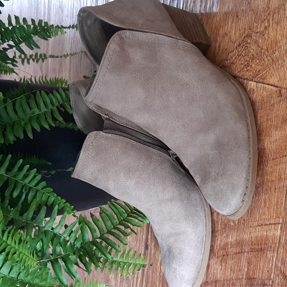 Fergie heeled dress shoes. Size US 9. Taupe - Picture 1 of 4